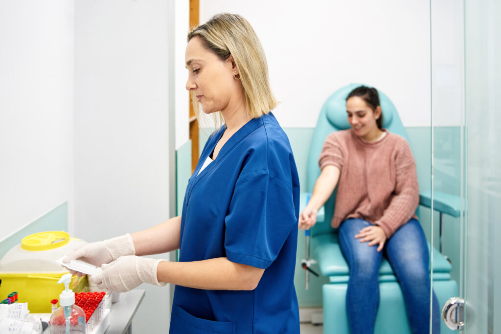 Fiatal nő plazmaadást megelőző alkalmassági vizsgálaton és vérvételen vesz részt