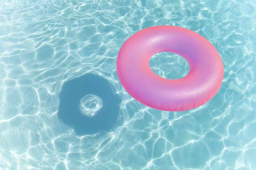 A képen látható, rózsaszín, felfújható úszógumihoz hasonlóan a véradás és a plazmaadás is életmentő lehet