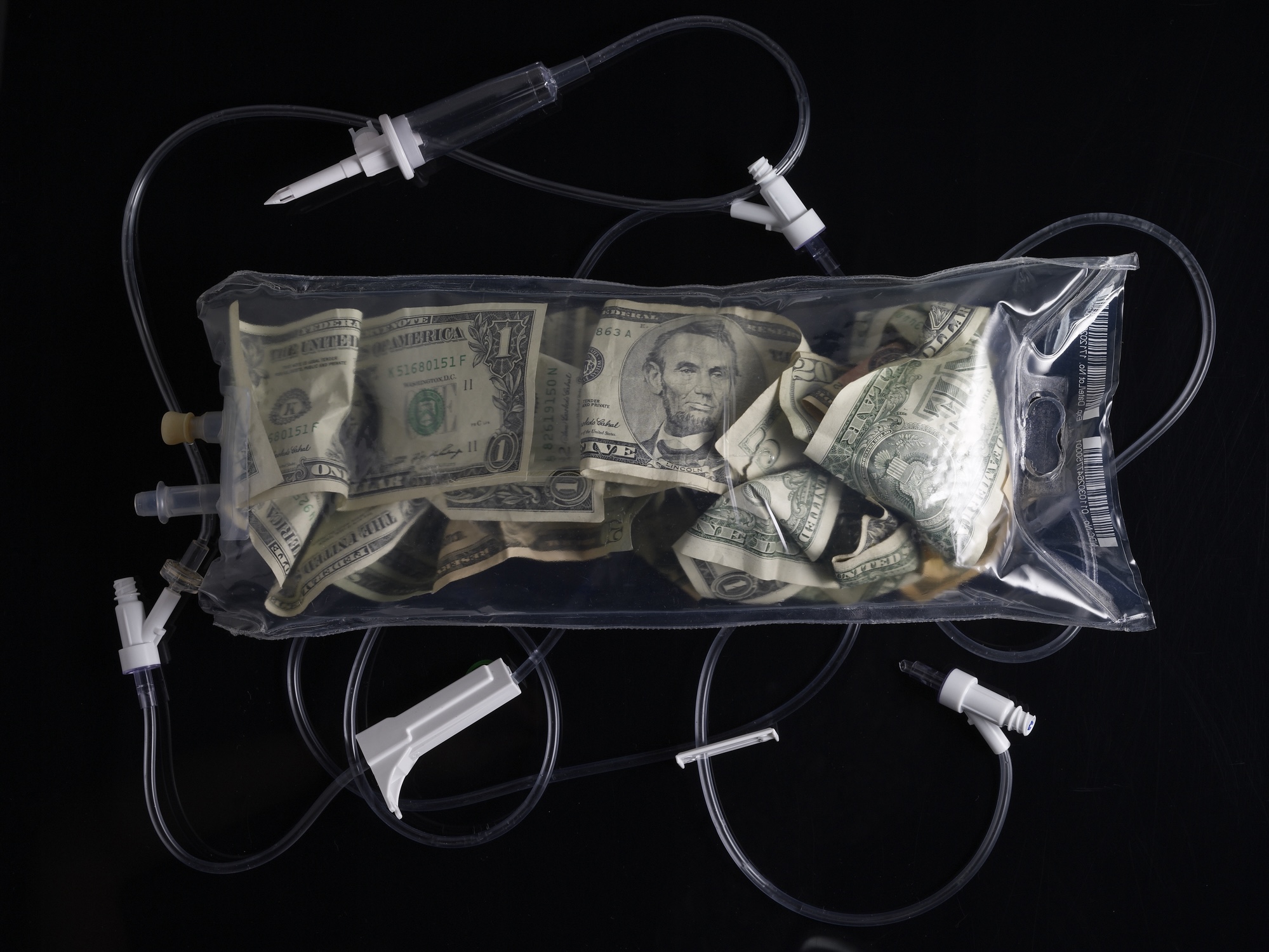 Plazmaadás pénz, átlátszó tasakban, amely jelképezi, hogy a vérplazma értékes